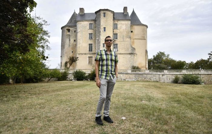 Pierre Courroux devant le château copyright Thierry Breton