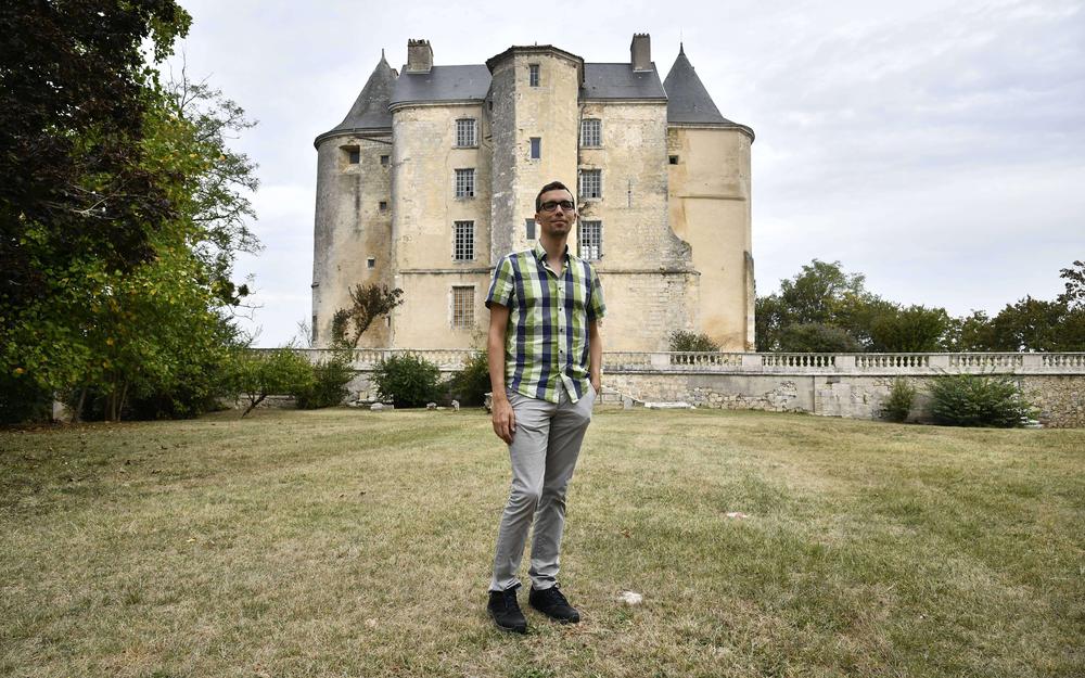 Pierre Courroux devant le château copyright Thierry Breton